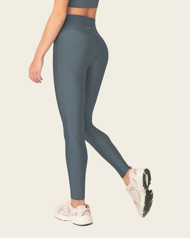Legging deportivo tiro alto con corte en glúteos tipo corazón