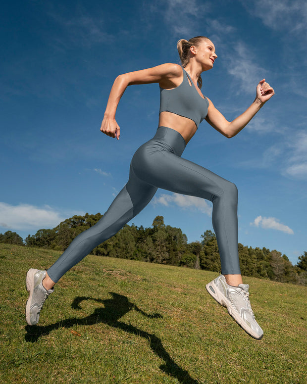 Legging deportivo tiro alto con corte en glúteos tipo corazón