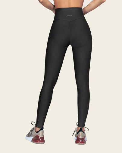 Legging deportivo tiro alto con corte en glúteos tipo corazón#color_700-negro