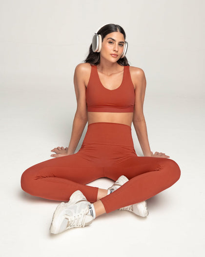 Legging deportivo con bolsillo lateral y detalles en SmartLace®#color_336-rojo-canela