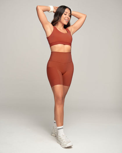 Short ciclista con bolsillo lateral y compresión de abdomen#color_336-rojo-canela