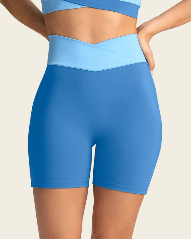 Short biker con pretina en V
