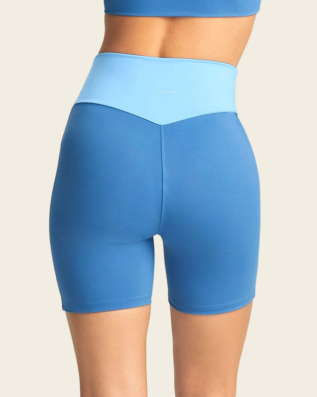 Short biker con pretina en V