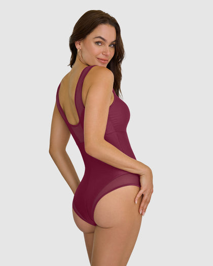 Traje de baño entero con detalles en tul en escote y piernas#color_466-vinotinto
