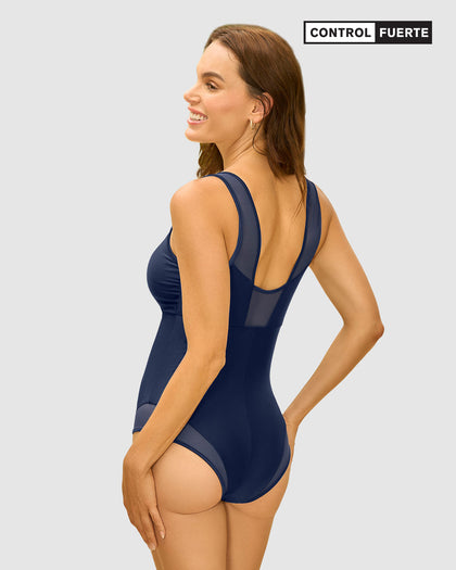 Traje de baño entero con detalles en tul en escote y piernas#color_509-azul-oscuro
