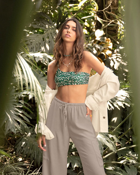 Bikini con top asimétrico ligero y panty con pretina en V#color_619-estampado-piel-verde