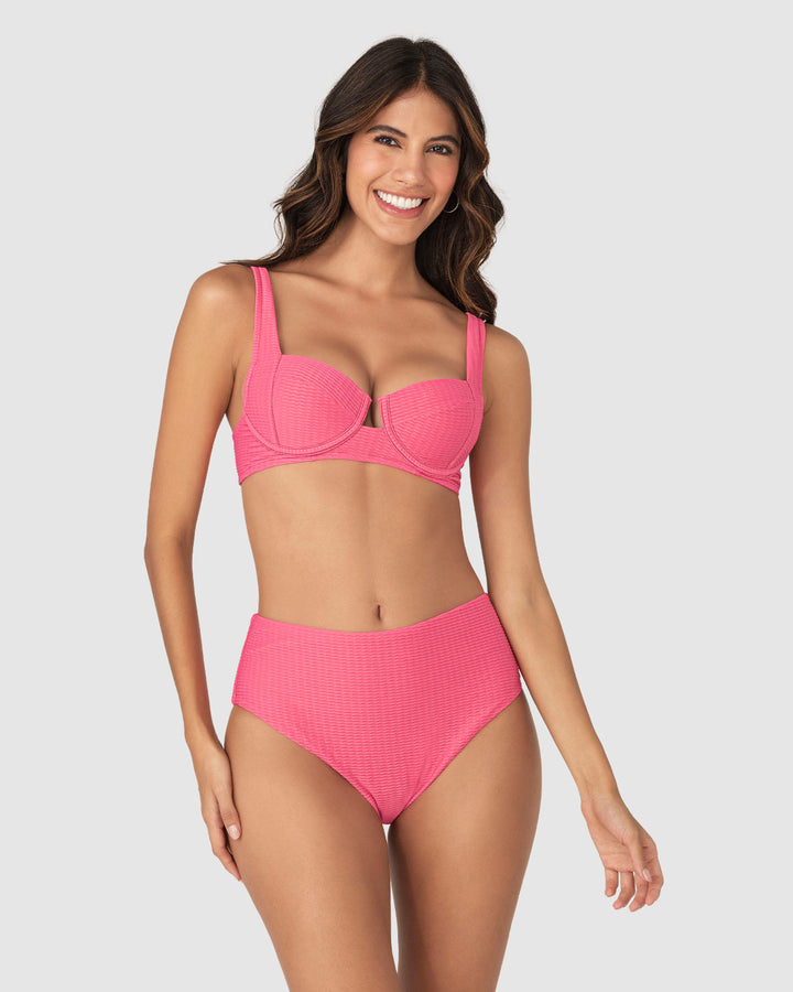 Bikini en textura acanalada con panty tiro alto y top con varillas