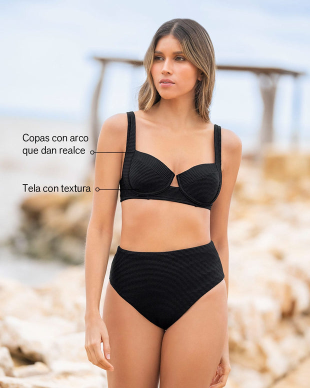 Bikini en textura acanalada con panty tiro alto y top con varillas