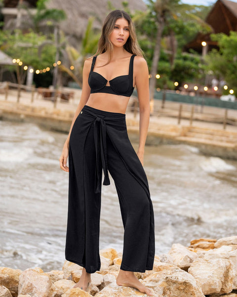 Mujer en la playa con bikini de Leonisa