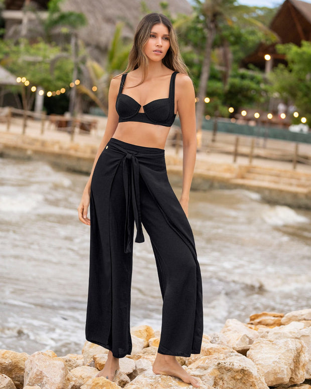 Bikini en textura acanalada con panty tiro alto y top con varillas