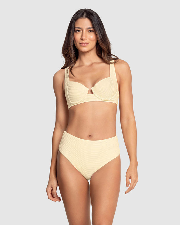 Bikini en textura acanalada con panty tiro alto y top con varillas
