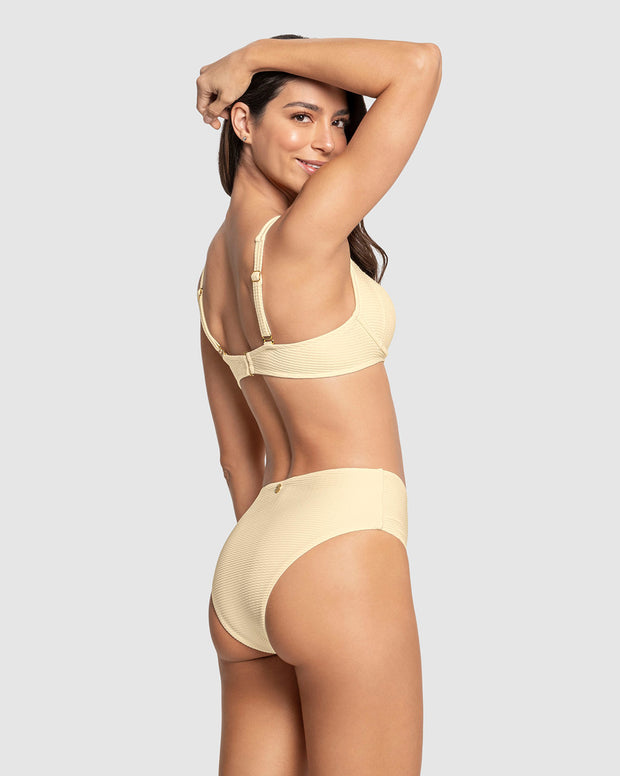 Bikini en textura acanalada con panty tiro alto y top con varillas