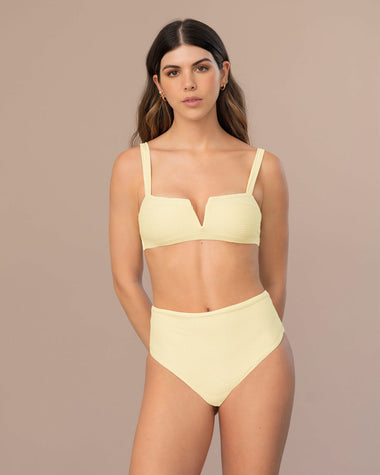 Bikini con panty de tiro alto y top de escote recto#color_898-marfil