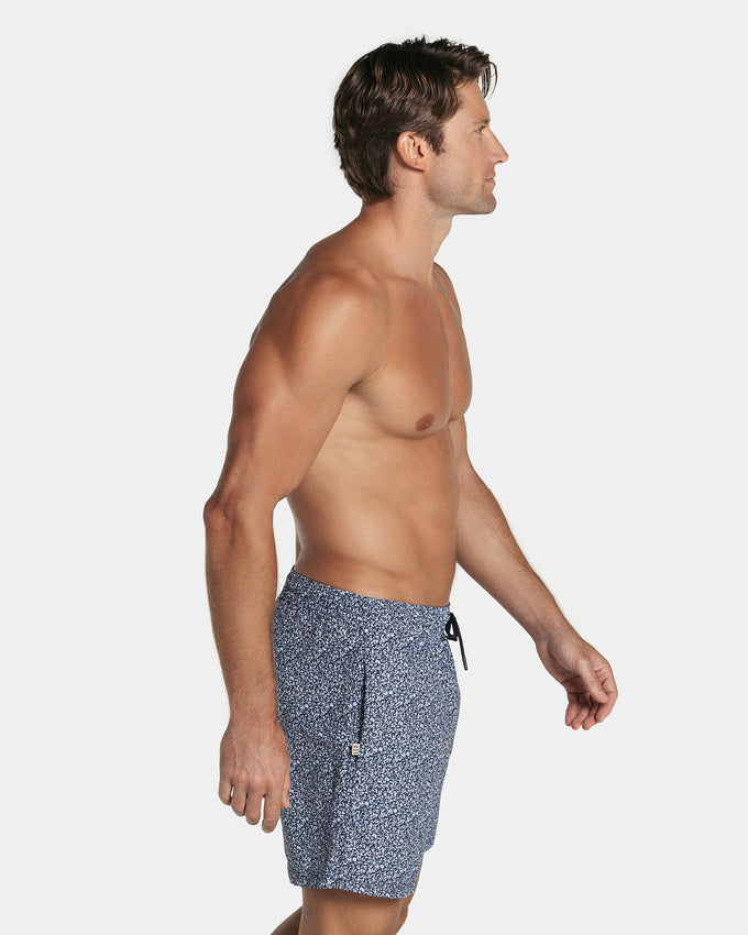 Pantaloneta corta de baño para hombre elaborada con pet reciclado#color_536-estampado-flores-miniprint