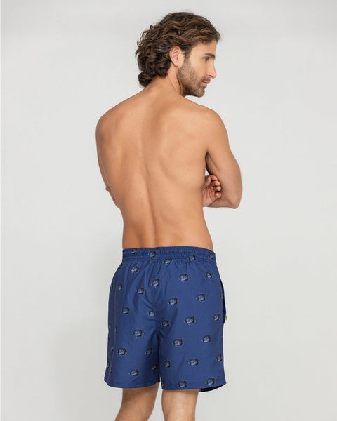 Pantaloneta corta de baño para hombre elaborada con PET reciclado#color_a13-estampado-azul-peces