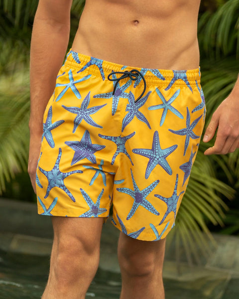 Pantaloneta de baño masculina con práctico bolsillo al lado derecho#color_151-estampado-estrellas-de-mar