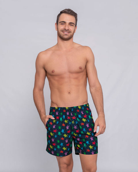 Pantaloneta de baño masculina con práctico bolsillo al lado derecho#color_487-estampado-tortugas-azul