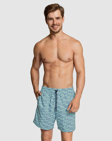 Pantaloneta de baño masculina con práctico bolsillo al lado derecho#color_620-estampado-peces