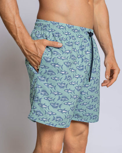 Pantaloneta de baño masculina con práctico bolsillo al lado derecho#color_620-estampado-peces