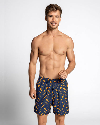 Pantaloneta de baño masculina con práctico bolsillo al lado derecho#color_926-estampado-azul-tiburones