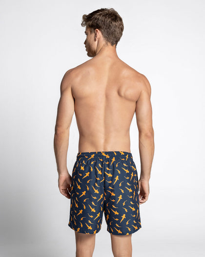 Pantaloneta de baño masculina con práctico bolsillo al lado derecho#color_926-estampado-azul-tiburones