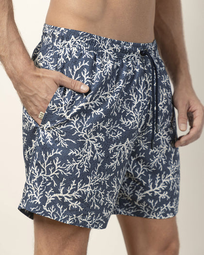 Pantaloneta de baño masculina con práctico bolsillo al lado derecho#color_a03-estampado-corales-azul