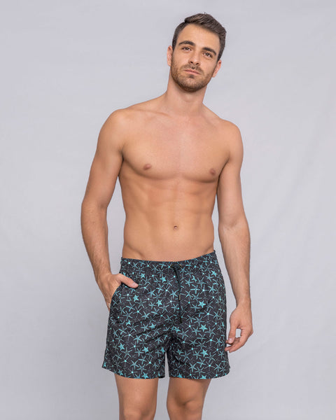 Pantaloneta de baño masculina con práctico bolsillo al lado derecho#color_a12-estampado-estella-de-mar-azul