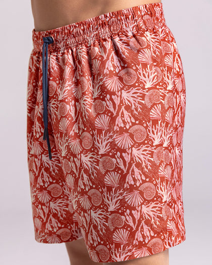 Pantaloneta de baño masculina con práctico bolsillo al lado derecho#color_a33-estampado-coral-rojo