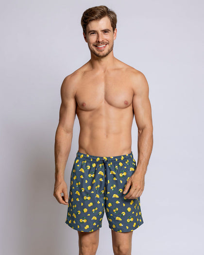 Pantaloneta de baño masculina con práctico bolsillo al lado derecho#color_a62-estampado-azul-limones