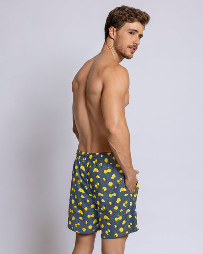 Pantaloneta de baño masculina con práctico bolsillo al lado derecho