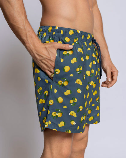 Pantaloneta de baño masculina con práctico bolsillo al lado derecho#color_a62-estampado-azul-limones