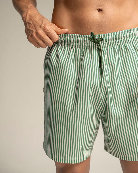 Pantaloneta de baño masculina con práctico bolsillo al lado derecho#color_a78-estampado-rayas