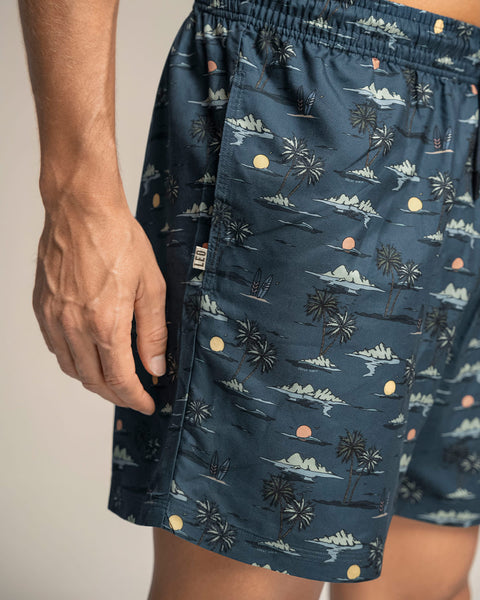 Pantaloneta de baño masculina con práctico bolsillo al lado derecho#color_b39-estampado-azul-isla