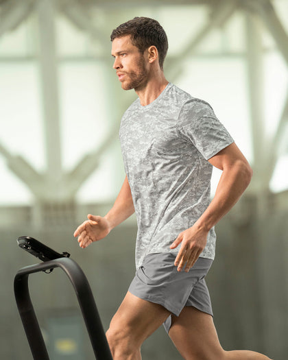 Camiseta deportiva masculina con tecnología de secado rápido#color_002-estampado-camuflado-gris