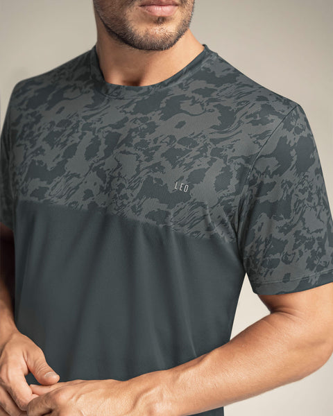 Camiseta deportiva masculina con tecnología de secado rápido#color_457-gris-oscuro