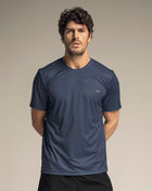 Camiseta deportiva masculina semiajustada de secado rápido#color_457-azul-oscuro