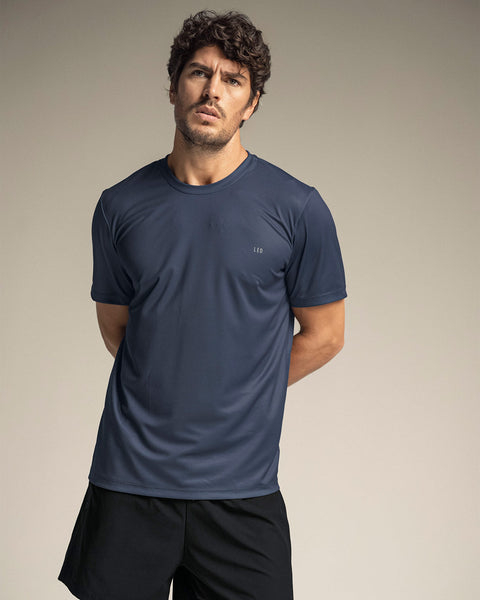 Camiseta deportiva masculina semiajustada de secado rápido#color_457-azul-oscuro