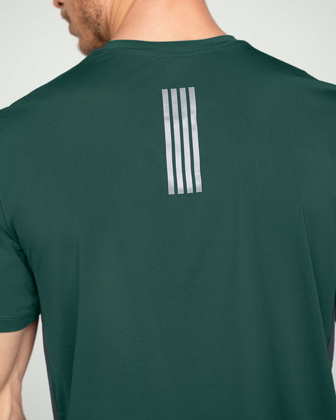 Camiseta deportiva de tacto suave con mallas transpirables laterales#color_611-verde