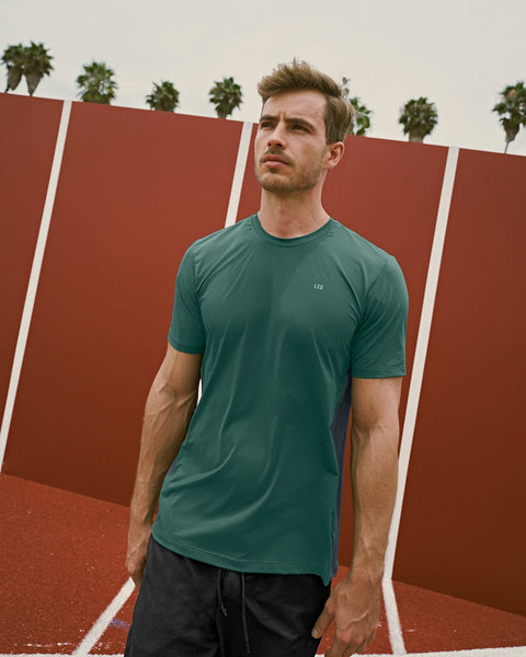 Camiseta deportiva de tacto suave con mallas transpirables laterales#color_611-verde