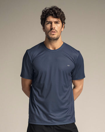Camiseta deportiva con tela texturizada y transpirable#color_457-azul-oscuro