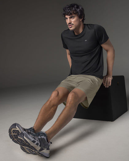 Pantaloneta deportiva con bolsillos funcionales#color_606-arena