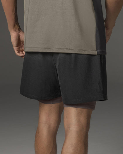 Pantaloneta deportiva con bolsillo lateral con bóxer interno#color_701-negro