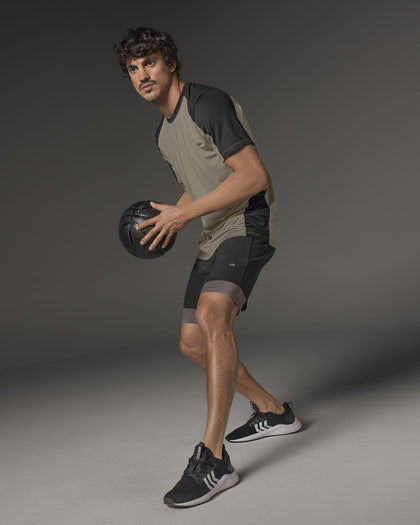 Pantaloneta deportiva con bolsillo lateral con bóxer interno#color_701-negro