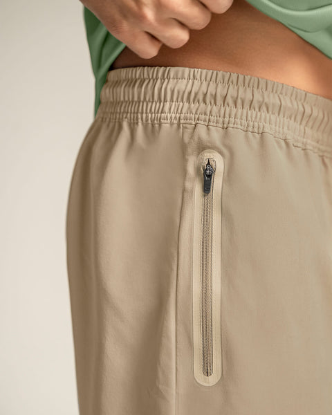 Pantaloneta deportiva con bolsillo lateral con bóxer interno#color_837-beige