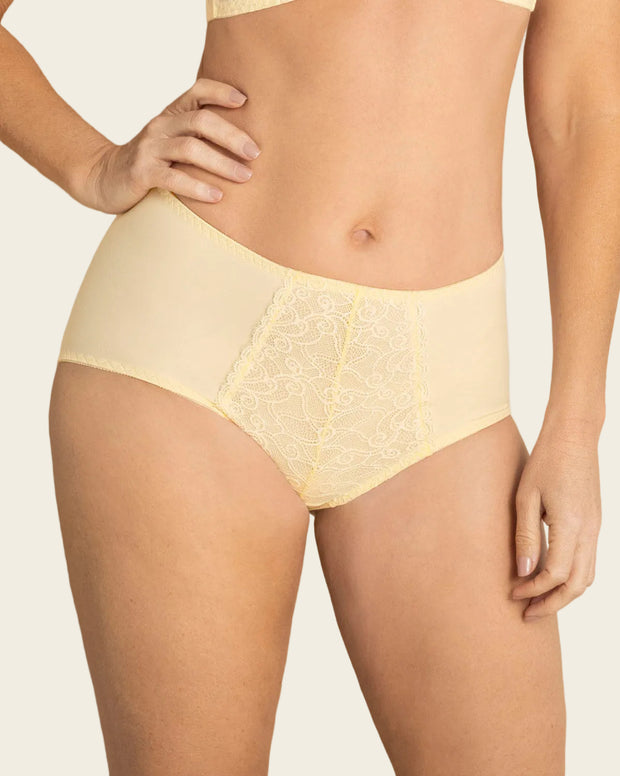 Panty clásico de control suave con toques de encaje en abdomen