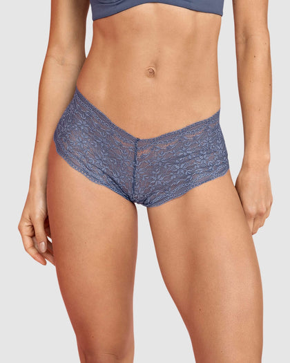 Panty estilo hipster en encaje sexy con refuerzo en algodón#color_055-azul-gris