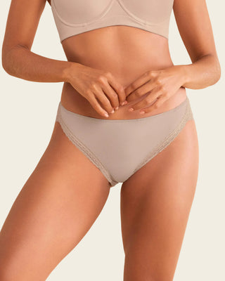 Panty tipo bikini con SmartLace® decorativo en piernas#color_802-cafe-claro