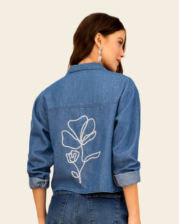 Chaqueta denim con bordado en espalda#color_024-azul-oscuro
