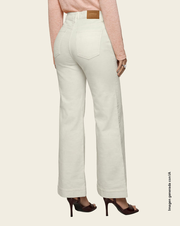 Jean-bota-amplia-con-costuras-decorativas-en-frente