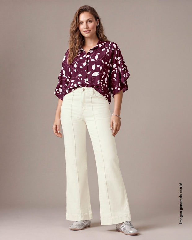 Jean-bota-amplia-con-costuras-decorativas-en-frente